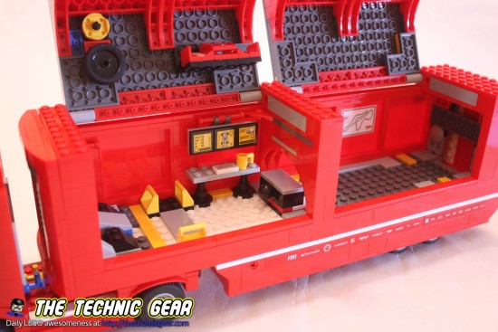 lego-75913-ferrrari-f1-f14-truck-inside