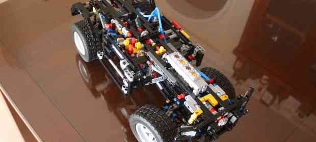 Building (half-way) LEGO 8110 Mercedes Benz Unimog
